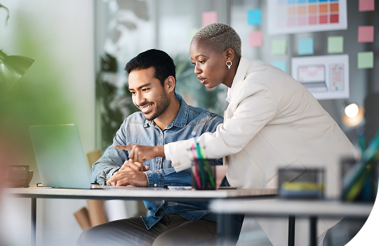 セキュリティ(SecurityとCompliance)を表す盾の図の上に、DevSecOpsライフサイクルの各ステージであるPlan、Code、Build、Test、Release、Deploy、Operate、Monitorが、無限大の形に沿って配置された図。