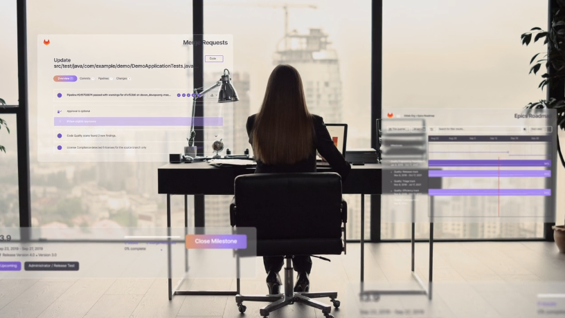 デスクで作業をする女性